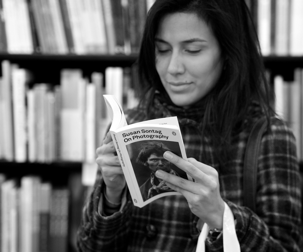 Książka "On Photography" której autorką jest Susan Sontag, cytaty o fotografii