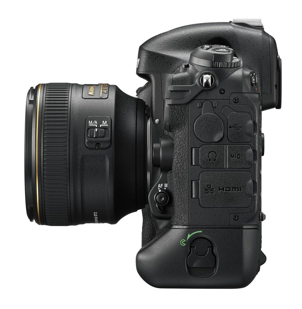 Nikon D4S widok z lewej strony na złącza