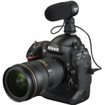 Nikon D4S z podpiętym mikrofonem zewnętrznym
