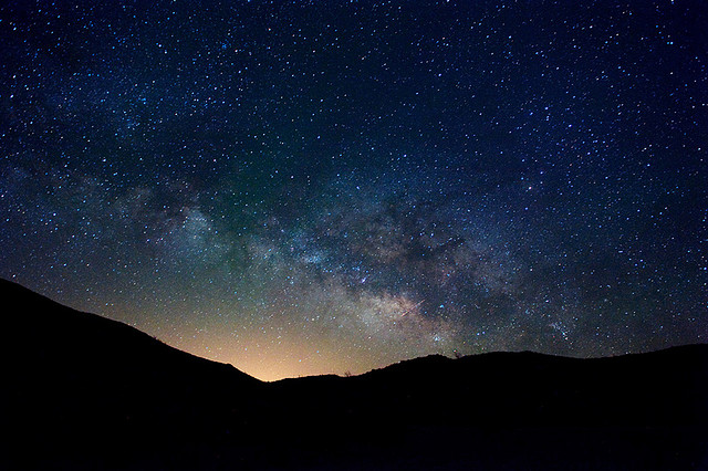 Fotografia rozgwieżdżonego nocnego nieba